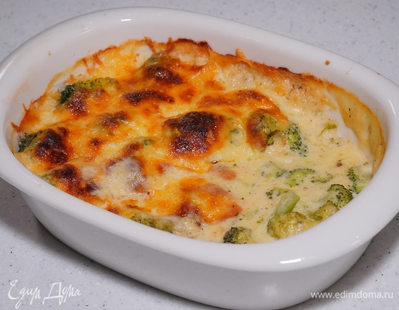 Запеканка с брокколи, сыром и соусом бешамель 