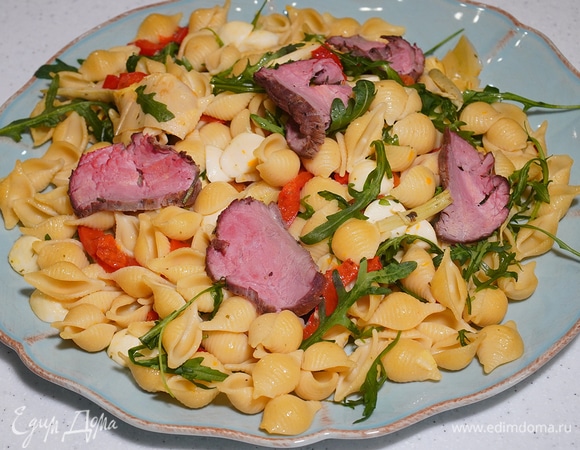 Теплый салат с макаронами, моцареллой и ростбифом 