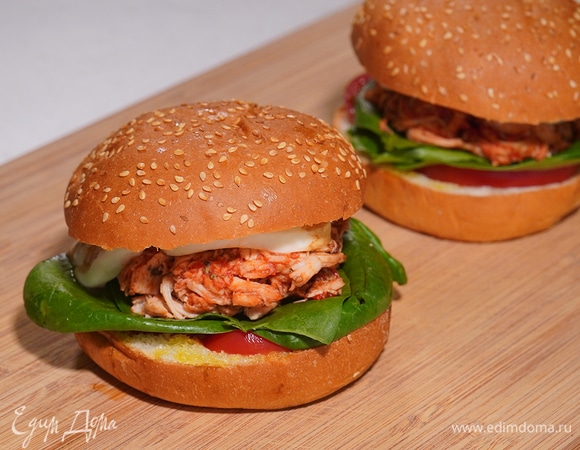 Бургеры с куриным мясом, шпинатом и моцареллой 