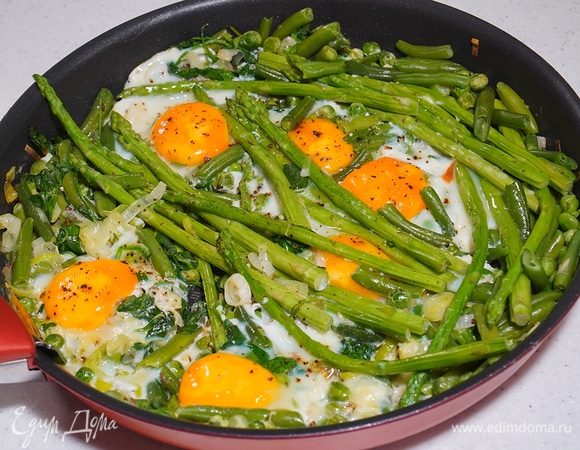 Зеленая шакшука со спаржей, фасолью и луком 