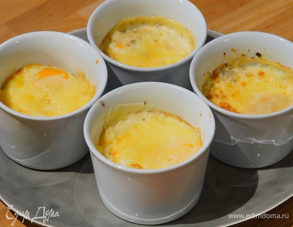 Яйца, запеченные с грибами, ветчиной и сыром 