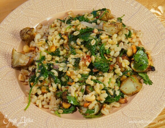 Теплый салат из перловки, топинамбура и шпината