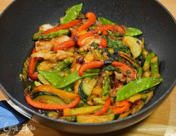 Треска по-азиатски, жаренная с овощами