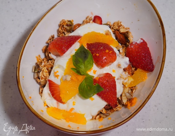 Домашняя гранола с апельсином, курагой и клубникой