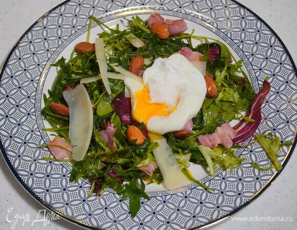Яйца пашот с салатом и грудинкой 