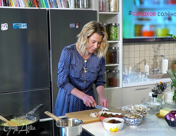 Пирог с грибами и луком от Юлии Высоцкой | #сладкоесолёное №117 