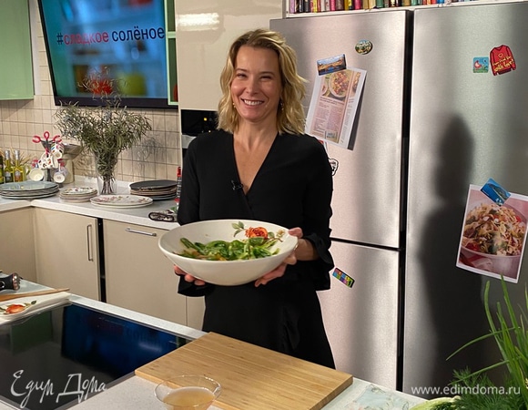 Летний салат с гренками, анчоусами и сыром от Юлии Высоцкой | #сладкоесолёное №123 