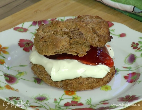 Сконы из цельнозерновой муки со сметаной и клубничным джемом
