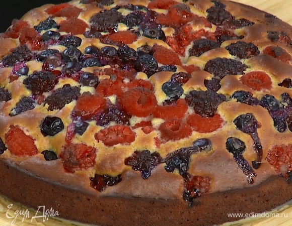 Медовая шарлотка с лесными ягодами