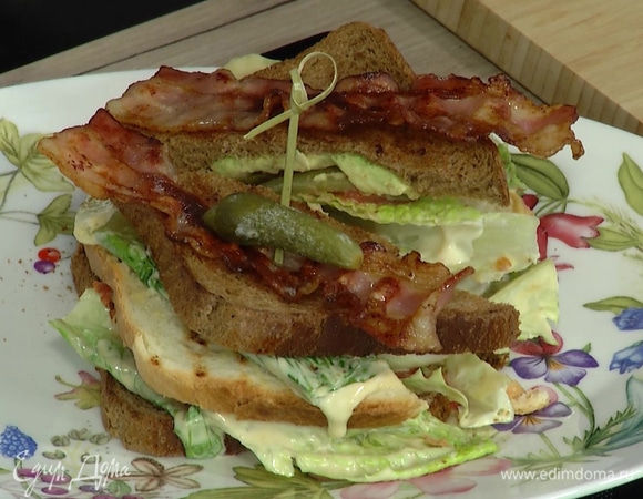 Клаб-сэндвич с индейкой, беконом и авокадо