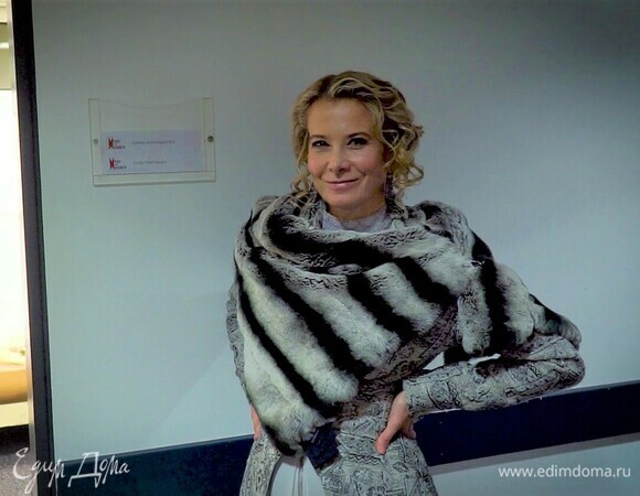 Примерка дизайнерских нарядов, театральные костюмы и новые сериалы | «Высоцкая отвечает» №40