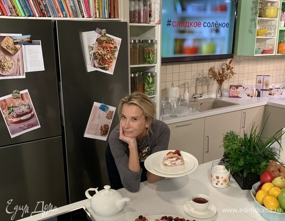 Бисквитный рулет с вишневой начинкой и сливочным кремом | #сладкоесолёное №175