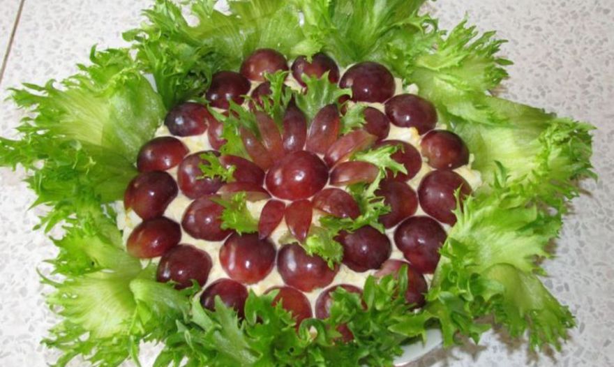 Салат «Тиффани» с виноградом и курицей