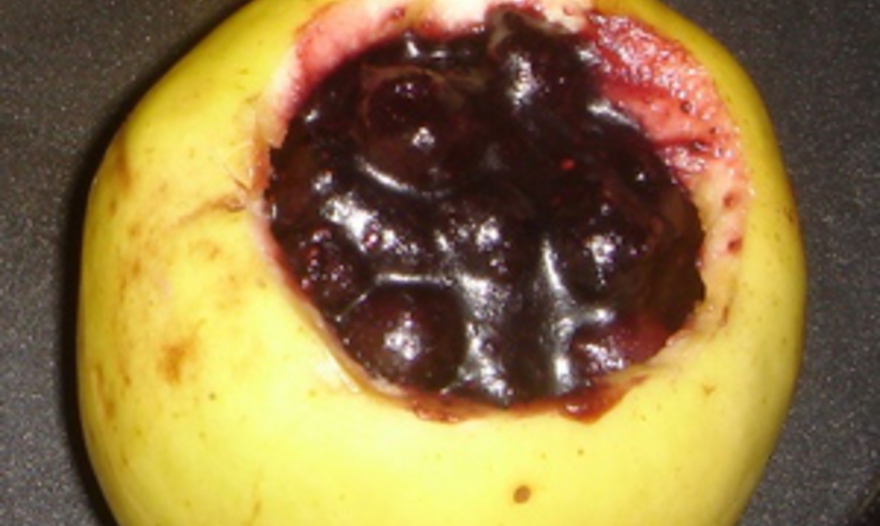 Яблоки с брусникой