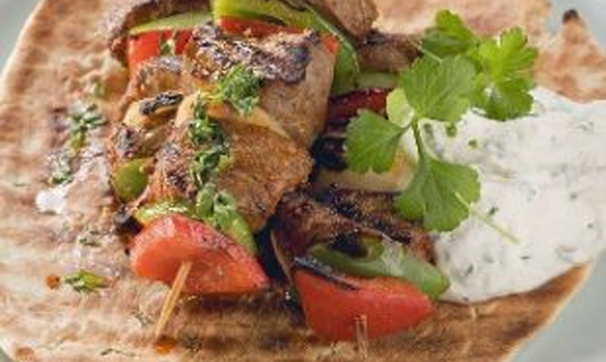 Сувлаки из телятины с соусом «Цацики»