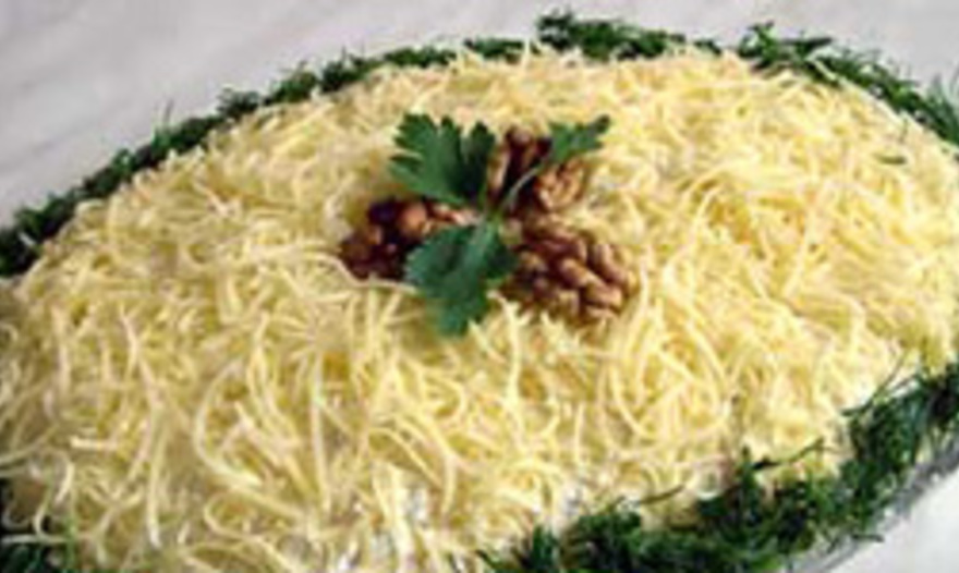 Салат с курицей, орехами и черносливом