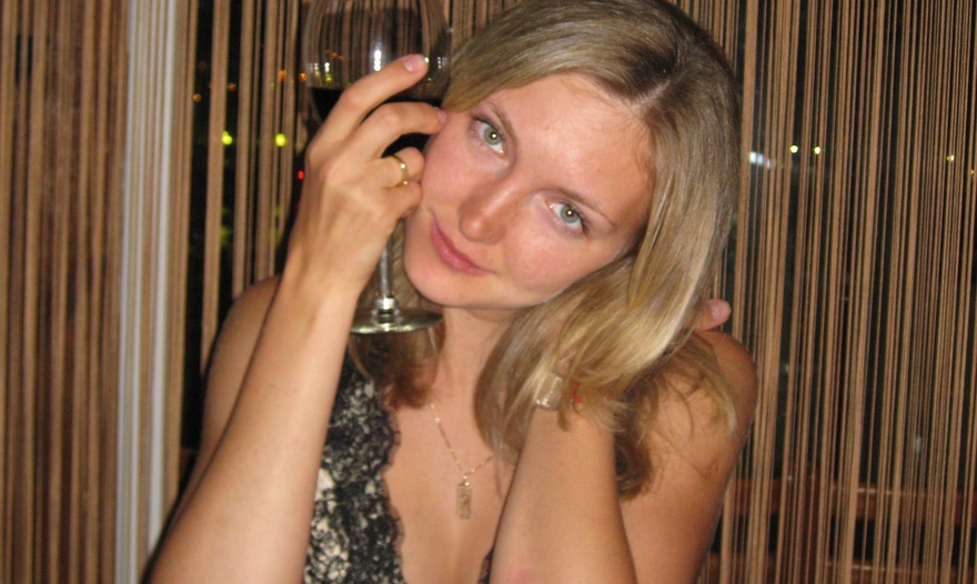 Куриное мясо с грецкими орехами, тушенное в сметан