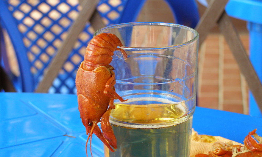 Теплый салат с луком, беконом и руколой