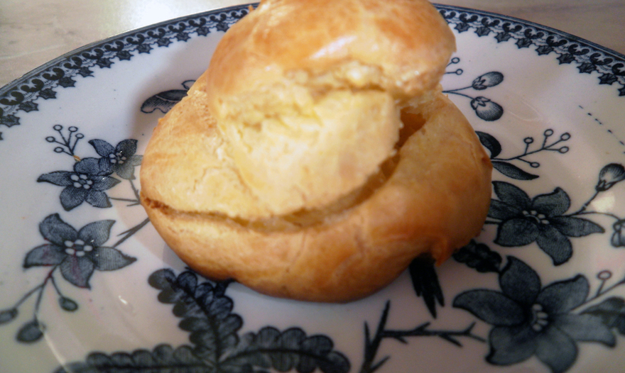 Профитроли с мороженным под шоколадным соусом