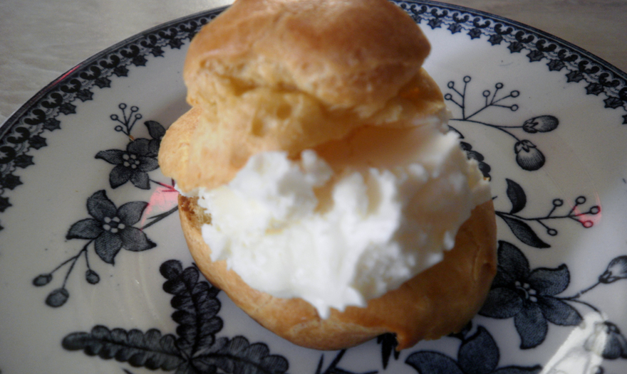 Профитроли с мороженным под шоколадным соусом