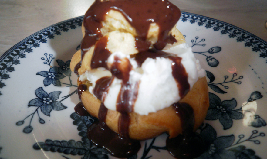 Профитроли с мороженным под шоколадным соусом