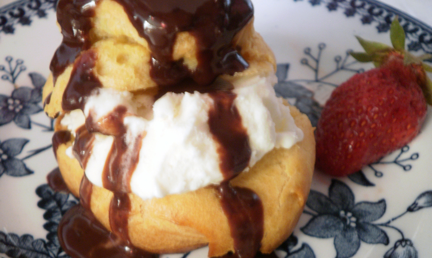 Профитроли с мороженным под шоколадным соусом