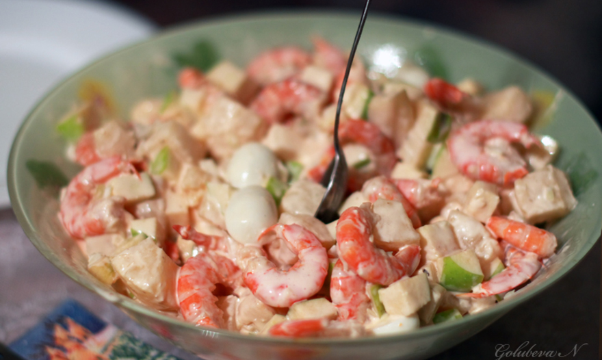 Салат с креветками, ананасом и яблоком