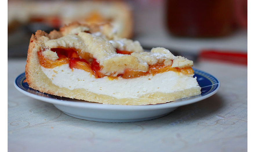 Пирог с персиками и творогом