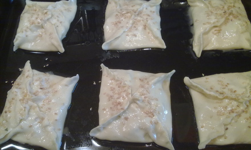 Пирожки из слоеного теста с курицей и грибами