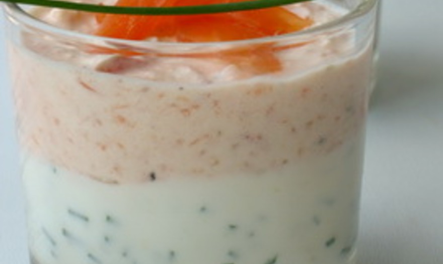 Verrines с копченой семгой и творогом