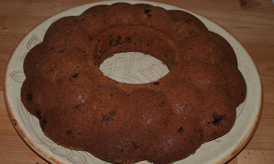 Кекс с шоколадом и ягодами