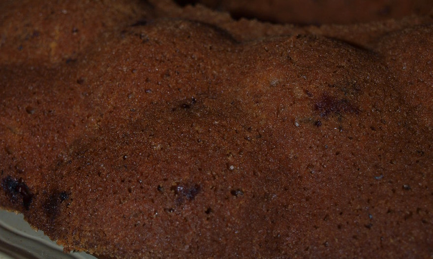 Кекс с шоколадом и ягодами