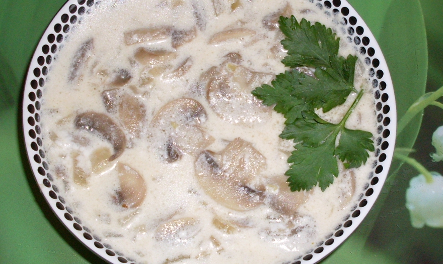 Теплый салат из шампиньонов в сметане