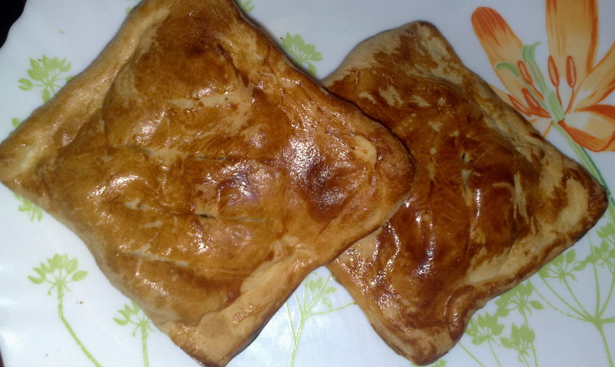 Пирожки слоеные с яблоками, изюмом и корицей