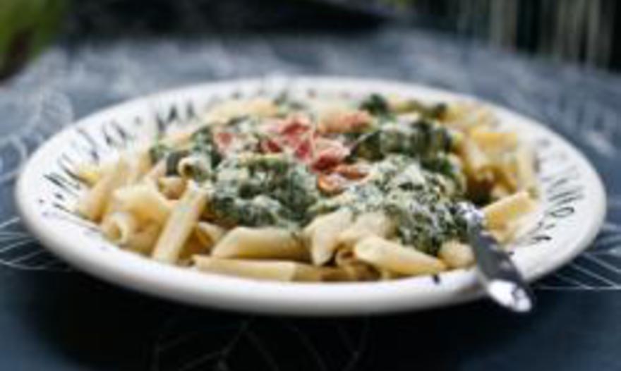 Макароны со шпинатом и сыром горгонзола