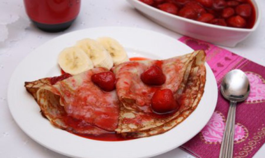 Банановые блинчики с клубничным соусом