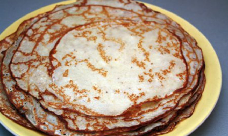 Банановые блинчики с клубничным соусом