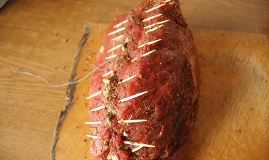 Рулет из телятины, фаршированный шпинатом