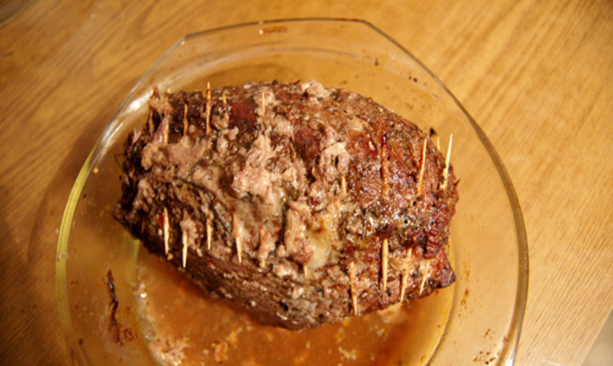 Рулет из телятины, фаршированный шпинатом