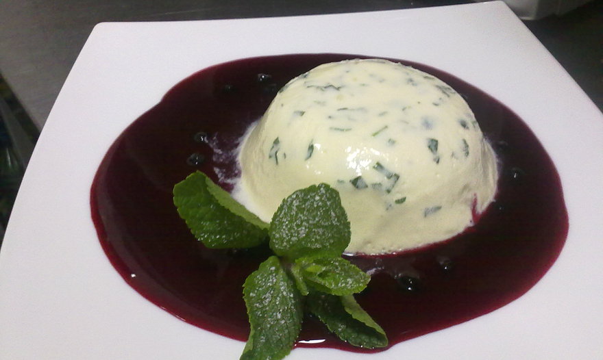 Мятный крем с лимонным соусом