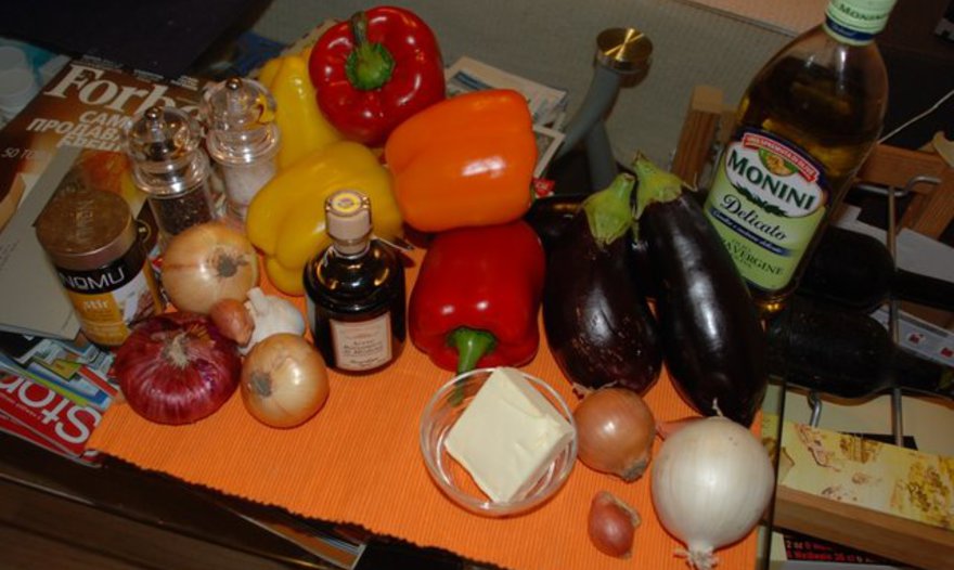 Брускетты с печеным перцем, баклажанами и паштетом