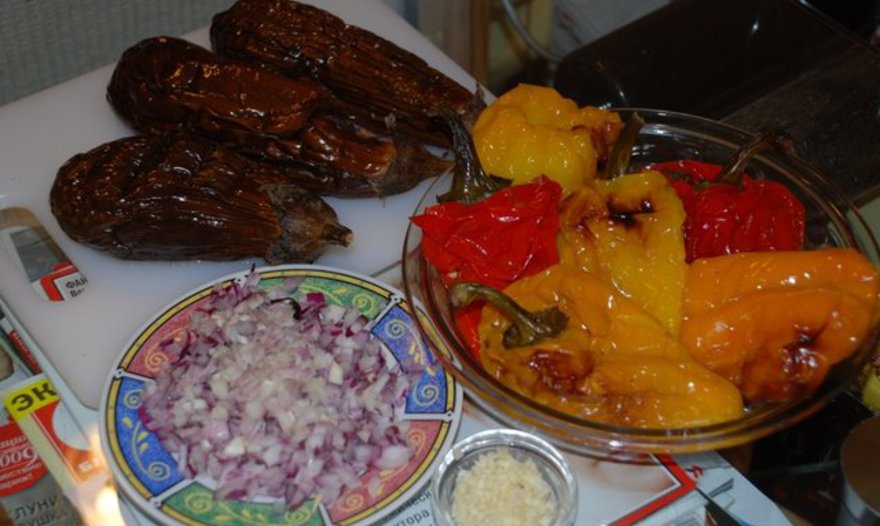 Брускетты с печеным перцем, баклажанами и паштетом