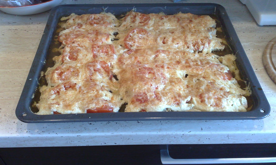 Курица с помидорами запеченная под сыром