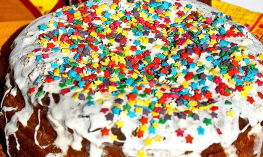 Кулич с изюмом и цукатами