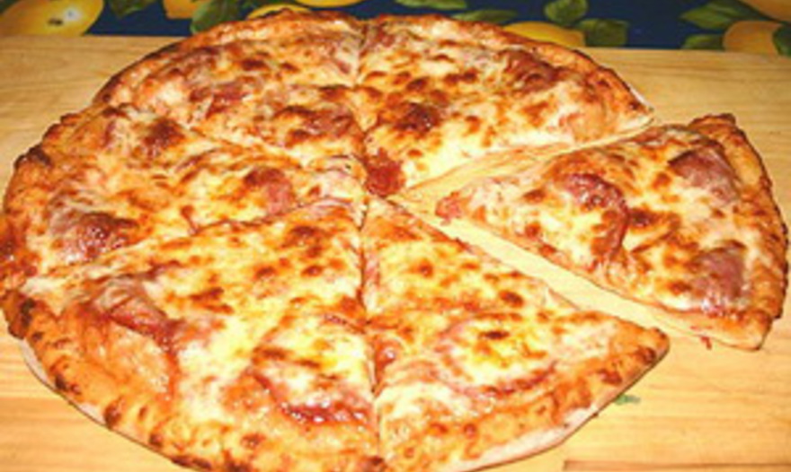 Пицца пепперони с беконом