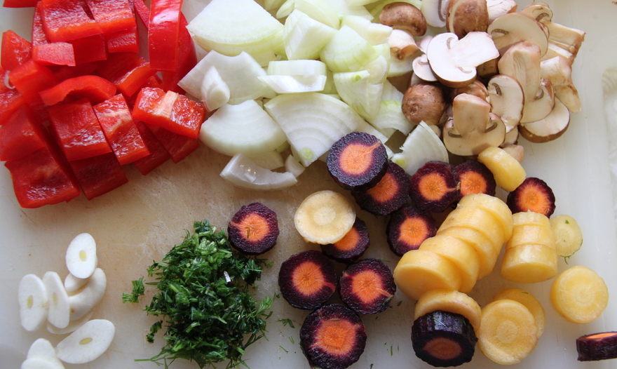 Свинина с овощами в горшочках