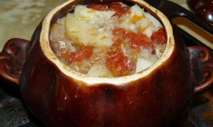 Мясо с картофелем в горшочках