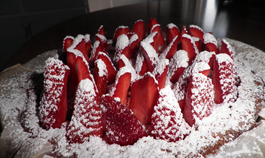 Миндально-клубничный торт