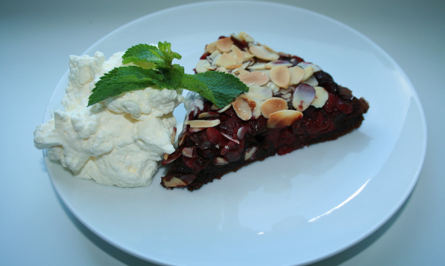 Шоколадный торт с вишней