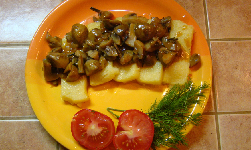 Грибное рагу с полентой